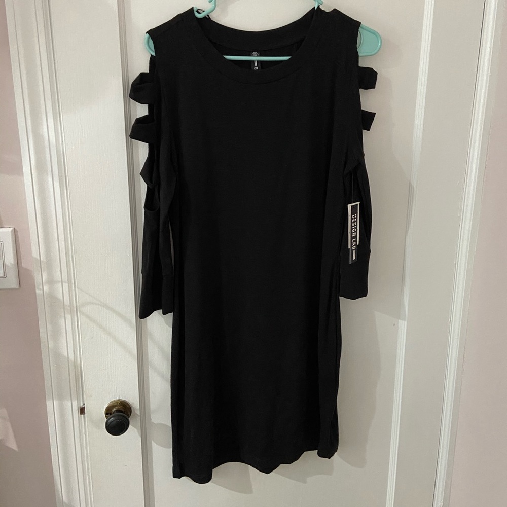 Black dress dress with open sleeves
